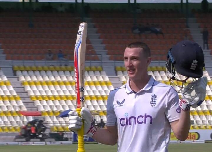 पाकिस्तान विरुद्ध मुलतान येथे खेळल्या जात असलेल्या पहिल्या कसोटीत इंग्लंडने 823/7 धावांवर डाव घोषित केला. कसोटी इतिहासातील एका डावातील ही चौथी सर्वोच्च धावसंख्या ठरली.(Photo Credit-Social Media)