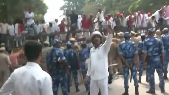 सूत्रों के अनुसार पुलिस ने कानून व्यवस्था के मद्देनजर अखिलेश यादव को घर से बाहर न निकलने देने का फैसला किया है.