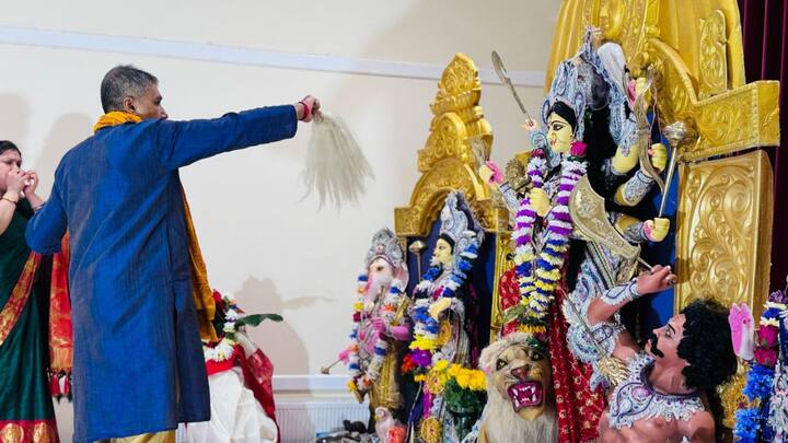 ছবি সৌজন্যে- রোহন সেন। রীতি-নীতি মেনে নিষ্ঠা ভরে ইতিমধ্যেই মায়ের পুজো শুরু হয়ে গিয়েছে ডরসেটে। যোগ দিয়েছেন নয় নয় করেও প্রায় ২০০ মানুষ।