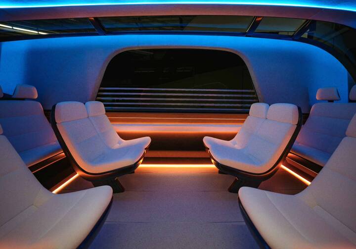 रोबोटैक्सी की तरह ही रोबोवैन में भी स्टीयरिंग व्हील नहीं लगा है. इस दोनों व्हीकल्स में बैठने पर ऐसा लगता है जैसे ये जमीन से कुछ ऊंचाई पर चल रहे हैं.