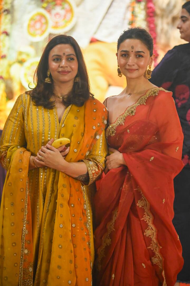 Alia Bhatt's sister, Shaheen Bhatt, accompanied her to the pandal.