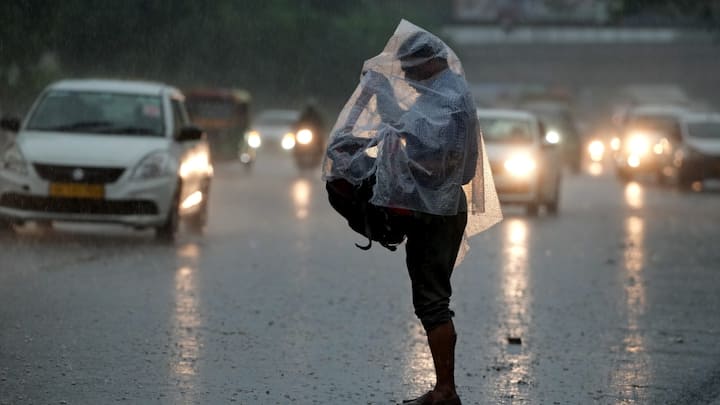 झारखंड में कुछ भागों में बारिश हो सकती है. रांची में बादल छाए रहेंगे. इस दौरान तापमान में भी गिरावट होगी.