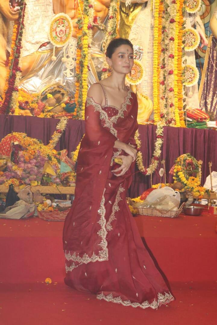 इन तस्वीरों में आलिया का लुक देखते ही बन रहा है. जिसपर उनके फैंस अपनी नजरें नहीं हटा पा रहे हैं.