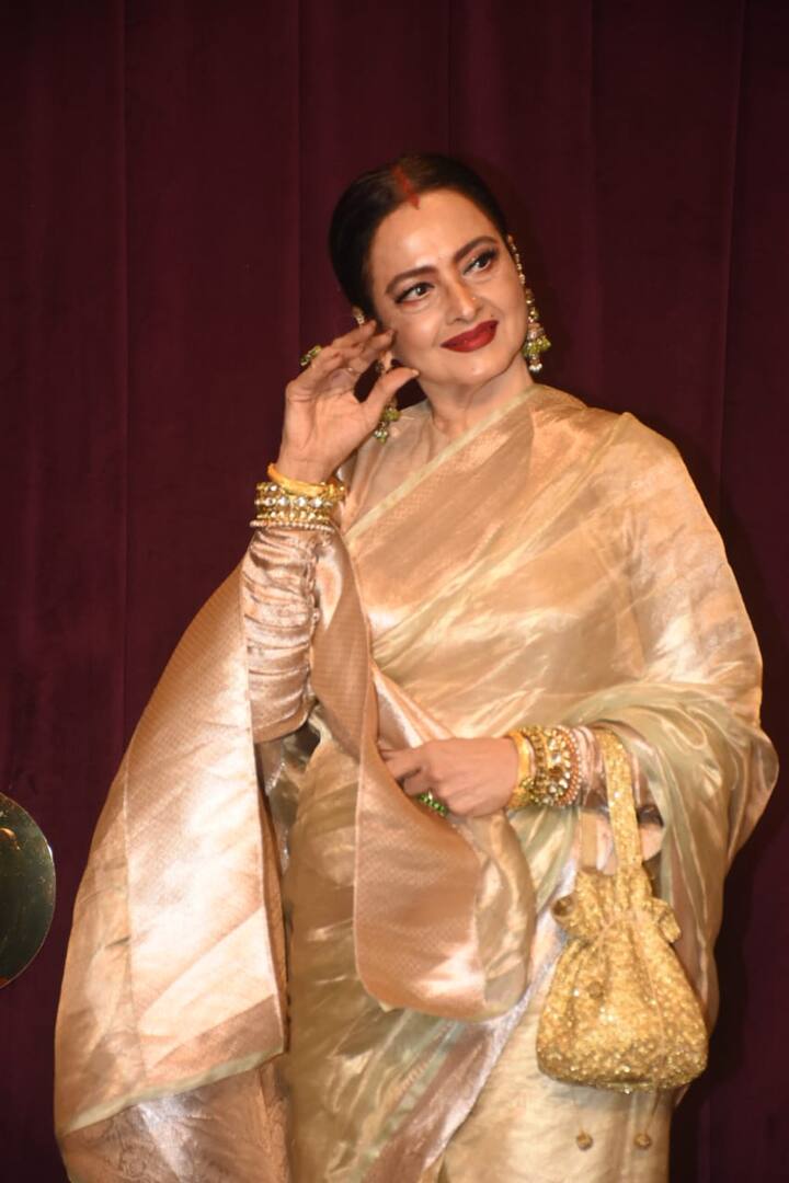 रेखाने एका मुलाखतीत सांगितले होते की, ती शूटिंगवरून थेट आली होती. अशा स्थितीत ती सिंदूर काढायला विसरली होती. रेखाने सांगितले की, तिला लोकांच्या प्रतिक्रियांची फारशी पर्वा नाही.