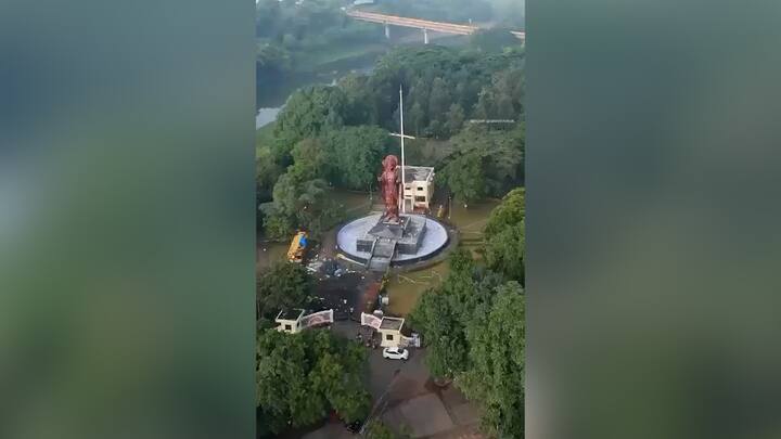 नाशिकच्या तपोवनात प्रभू श्रीरामाची भव्य मूर्ती साकारण्यात आली आहे.