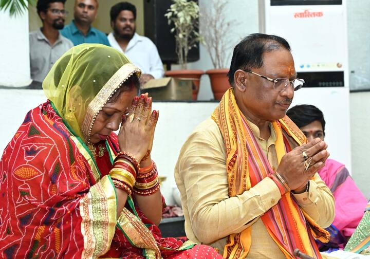 सीएम साय ने अपनी धर्मपत्नी कौशल्या देवी साय के साथ मंत्रोच्चार और शंख ध्वनि के बीच पूजा-अर्चना कर गृह प्रवेश किया. इस मौके पर मुख्यमंत्री के खास रिश्तेदार भी पूजा में शामिल हुए थे.