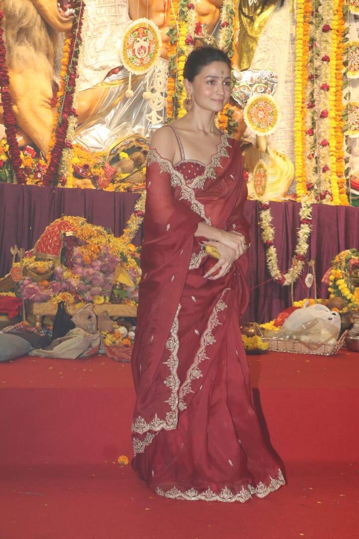 आलिया ने पूजा क लिए लाल साड़ी कैरी की थी. जिसके साथ एक्ट्रेस ने एक डिजाइनर ब्लाउज कैरी किया था.