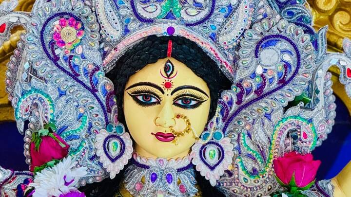 ছবি সৌজন্যে- রোহন সেন। মা দুর্গা বিলেতে পাড়ি দিয়েছেন বহু বছর ধরেই। বাংলার মতো বর্তমানে বিদেশের মাটিতে বিভিন্ন প্রান্তে মা দুর্গার আরাধনায় ব্রতী হন বিলেতের বাঙালিরা।