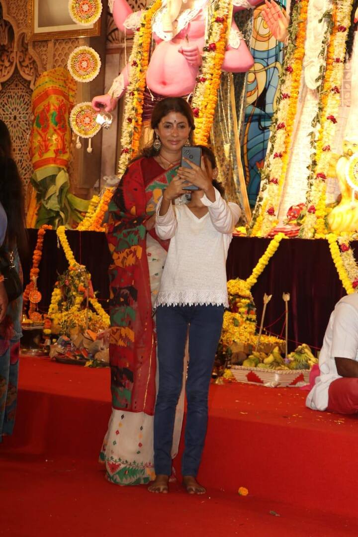 श्वेता नंदा बच्चन की बात करें तो वे व्हाइट एंड मरून कलर की साड़ी पहने नजर आईं. हैवी झुमके और बिंदी के साथ उन्होंने अपना लुक पूरी किया था.