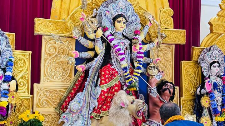 ছবি সৌজন্যে- রোহন সেন। প্রতিমার সাজে রয়েছে সাবেক-ঐতিহ্যের ছোঁয়া। একঝলক দেখলে উত্তর কলকাতার পুরনো পুজোগুলোর সঙ্গে মায়ের সাজসজ্জার মিল পেতে পারেন আপনি।