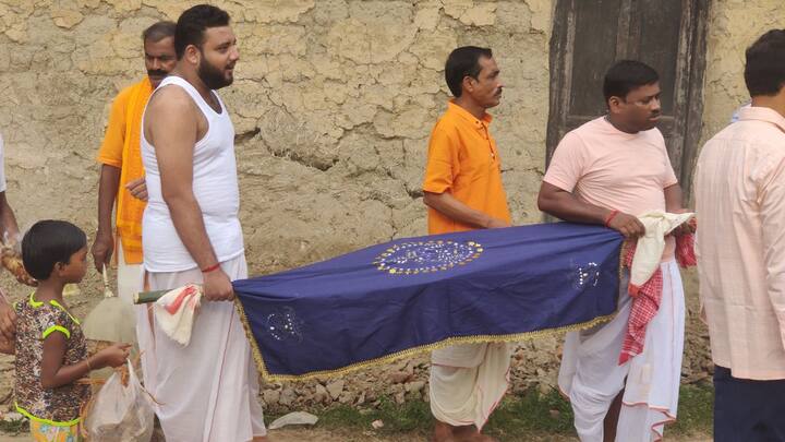 কৃষ্ণপক্ষের নবমীতে হয় বোধন। সেদিন থেকে শুরু কল্পারম্ভ। রয়েছে পাঁঠাবলির রীতিও। বোধনের জন্য একটা ঘট আনা হয়। সেই ঘটেই শুরু হয় পুজো। এরপর ১৫ দিন এই ঘটেই হয় নিত্যপুজো। ষষ্ঠী থেকে হয় মূল পুজোর সূচনা। নিয়ম মেনে নবপত্রিকা স্নানও।
