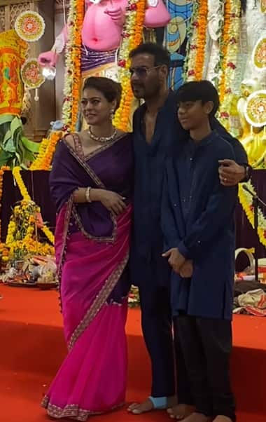 दुर्गा पूजा के लिए काजोल ने ब्लू और पिंक शेड की साड़ी पहनी है. जिसे एक्ट्रेस ने मैचिंग ज्वेलरी से पूरा किया.