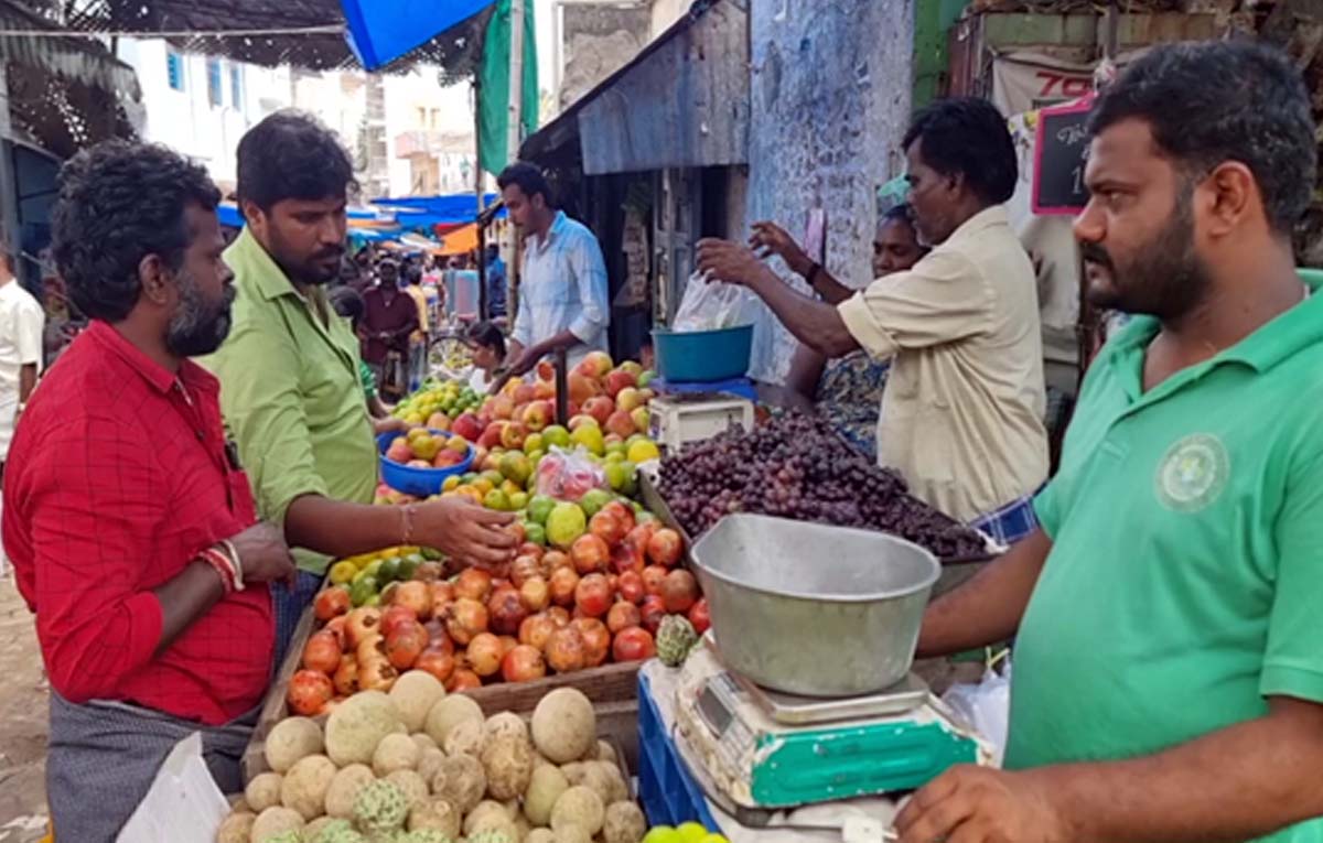 ஆயுத பூஜை விழா: தேனியில் களைகட்டிய பூஜை பொருட்கள் விற்பனை