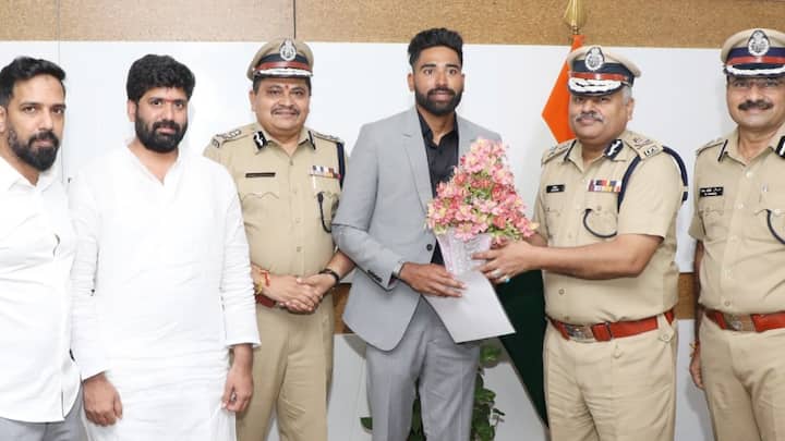 अब सिराज को डीएसपी बना दिया गया है. उन्होंने शुक्रवार को पद की जिम्मेदारी संभाली. सिराज टीम इंडिया के लिए कई मौकों पर शानदार प्रदर्शन कर चुके हैं. वे टी20 विश्वकप का भी हिस्सा थे.