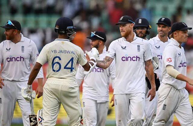 यानंतर इंग्लंडही चौथ्या क्रमांकावरही आहे. ऑक्टोबर 2024 मध्ये पाकिस्तानविरुद्धच्या सामन्याच्या दुसऱ्या डावात इंग्लंडच्या संघाने 823/7d धावा केल्या.(Photo Credit-Social Media)