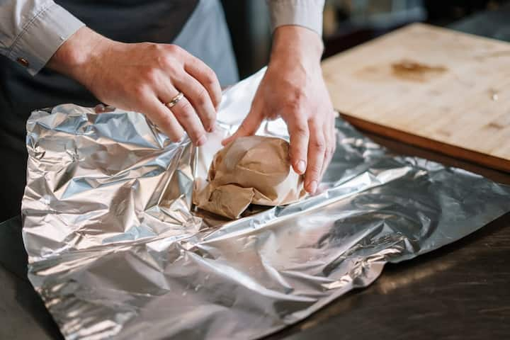 Apart from this, aluminum foil is also considered dangerous for acidic foods. Consuming it can spoil both the taste and quality.