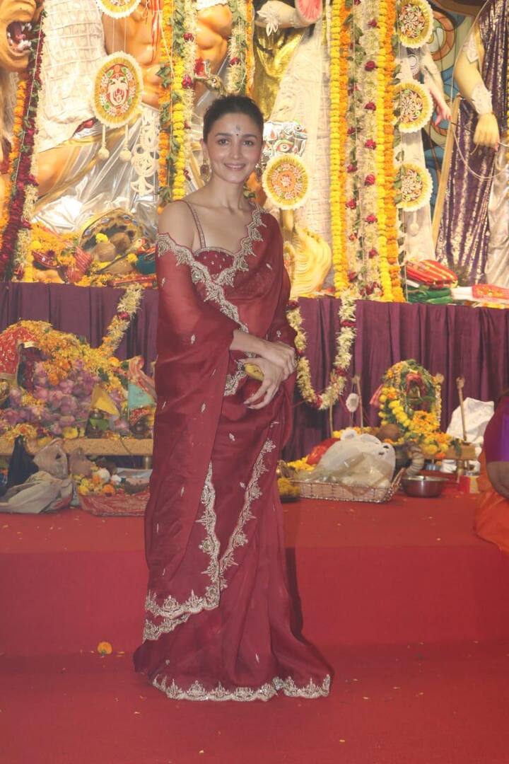 इन तस्वीरों में आलिया का लुक देखते ही बन रहा है. जिसपर उनके फैंस अपनी नजरें नहीं हटा पा रहे हैं.