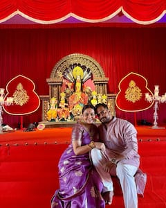 दुर्गा पूजा में पति संग शामिल हुईं प्रेग्नेंट देवोलीना भट्टाचार्जी, पर्पल साड़ी में यूं फ्लॉन्ट किया बेबी बंप