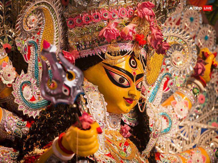 विजयादशमी वाले दिन शस्त्र पूजन, रावण दहन के बाद बुजुर्गों को शमी की पत्ते देना आदि भी करना चाहिए. कहते हैं जो इस दिन शमी पत्र भेंट करता है उसकी घर सुख, धन समृद्धि में वृद्धि होती है.