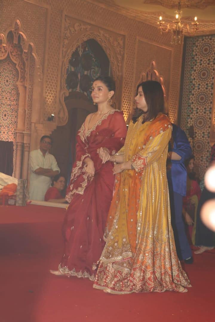 रानी मुखर्जी, रणबीर कपूर और अजय देवगन के बाद अब आलिया भट्ट भी काजोल के दुर्गा पूजा पंडाल में पहुंची.