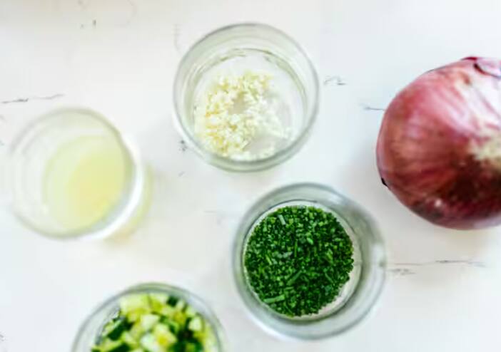 ਨਰਾਤਿਆਂ ਦੇ ਦੌਰਾਨ, ਸਰੀਰ ਨੂੰ ਵਰਤ ਦੁਆਰਾ ਡੀਟੌਕਸਫਾਈ ਕਰਨ ਦਾ ਮੌਕਾ ਮਿਲਦਾ ਹੈ। ਲਸਣ ਅਤੇ ਪਿਆਜ਼ ਦਾ ਸੇਵਨ ਕਰਨ ਨਾਲ ਪਾਚਨ ਕਿਰਿਆ ਵਿਚ ਬਦਲਾਅ ਆ ਸਕਦਾ ਹੈ, ਜਿਸ ਨਾਲ ਵਰਤ ਦੇ ਦੌਰਾਨ ਸਮੱਸਿਆ ਹੋ ਸਕਦੀ ਹੈ। ਇਸ ਦੀ ਬਜਾਏ, ਫਲ, ਸਬਜ਼ੀਆਂ ਅਤੇ ਹੋਰ ਹਲਕੇ ਭੋਜਨ ਵਰਤ ਰੱਖਣ ਲਈ ਵਧੇਰੇ ਅਨੁਕੂਲ ਮੰਨੇ ਜਾਂਦੇ ਹਨ।