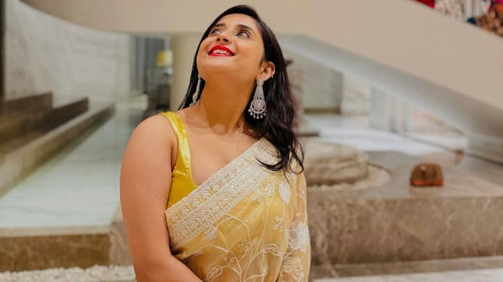 হলুদ সাদা কাজের শাড়ি, খোলা চুলে একগুচ্ছ ছবি শেয়ার করলেন সৌমিতৃষা কুণ্ডু (Soumitrisha Kundoo)। ক্যাপশানে লিখলেন, 'পুজোর সাজ'