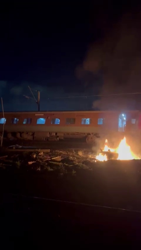 Train Accident: చెన్నై శివారులో రైలు ప్రమాదం - అతి వేగంతో గూడ్స్ రైలును ఢీకొట్టిన ఎక్స్‌ప్రెస్ రైలు, 2 భోగీలు దగ్ధం