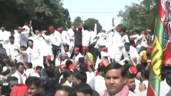 JPNIC जाने से रोकने पर अखिलेश यादव भी सरकार पर बरसे और पूछा कि आखिर सरकार क्या छिपानी चाहती है. इससे पहले अखिलेश ने मुख्यमंत्री योगी आदित्यनाथ की सरकार पर आरोप लगाया कि उसने प्रवेश रोकने के लिए मुख्य द्वार को टिन की चादरों से ढक दिया है.