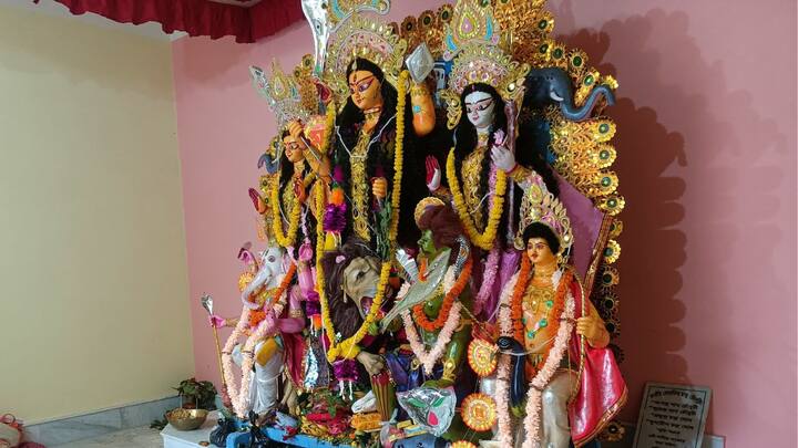 বীরভূমের রামপুরহাট ব্লক ২-এ এই চাঁদপাড়া গ্রাম। এই পুজো চৌধুরী বাড়ির পুজো বলেই পরিচিত গ্রামে। প্রায় ৪০০ বছর আগে শুরু মা দুর্গার আরাধনা। উত্তরাধিকার সূত্রে বর্তমানে ঘোষ পরিবার এবং চৌধুরী পরিবারের একাংশ এই পুজোর দায়িত্ব সামলান।