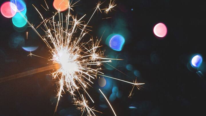 நாடு முழுவதும் விமரிசையாக கொண்டாடப்படும் பண்டிகளைகளில் ‘தீபாவளியும்’ (Diwali) ஒன்று. தீபாவளி நாளில் குடும்பத்தினர், நண்பர்களுடன் பட்டாசு வெடித்து, இனிப்பு, உணவு வகைகளை சாப்பிட்டு மகிழ்ச்சியை பகிர்ந்துகொள்வர்.