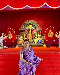 दुर्गा पूजा में पति संग शामिल हुईं प्रेग्नेंट देवोलीना भट्टाचार्जी, पर्पल साड़ी में यूं फ्लॉन्ट किया बेबी बंप
