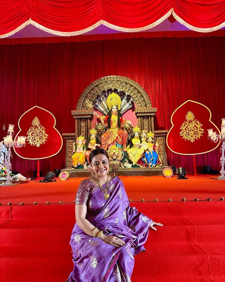 वहीं आज यानि 11 अक्टूबर को एक्ट्रेस अपने पति संग दुर्गा पूजा सेलिब्रेट करती हुई नजर आई.