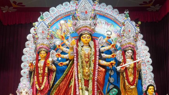 শনিবার পেরোলেই রবিবার বিষাদের দশমী। অনেক জায়গায় ইতিমধ্য়েই শুরু হয়ে গেছে দশমীর পুজো।