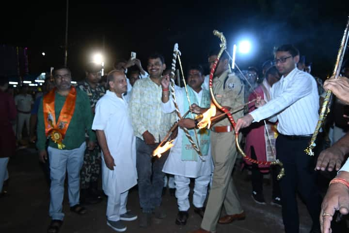 On the other hand, the Ravana effigy burning program was completed at 8 pm at Ramna Maidan in Arrah. The mighty Ravana burst into flames due to the arrows shot by Bhojpur District Magistrate Tanay Sultania and SP Raj. The sound of firecrackers started being heard and Ravana started burning amid the loud noise. Cheers of Jai Shri Ram, Jai Shri Ram started being heard in the entire Ramna field. Lord Shri Ram killed Ravana among thousands of people. An atmosphere of happiness was seen among the people on this holy festival of victory of religion over unrighteousness.