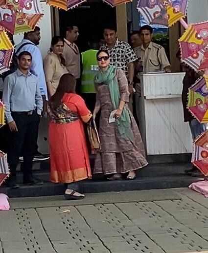 वहीं फ्लाइट लेने से पहले एक्ट्रेस ने पैपराजी को कई सारे पोज भी दिए. उनकी तस्वीरें वायरल हो रही हैं.