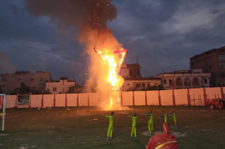 Like every year in Supaul, this year also Vijayadashami ceremony, symbolizing the victory of truth over untruth, was celebrated with great pomp at Gandhi Maidan. Maryada Purushottam Shri Ram killed Ravana and Meghnad in the presence of millions of spectators. Gandhi Maidan echoed with the slogan of Shri Ram, when the monkey army first burnt Lanka. After that, Shri Ram killed Meghnad with the arrow of fire. When the time of Ravana's burning came, the entire ground once again echoed with the slogans of Jai Shri Ram.