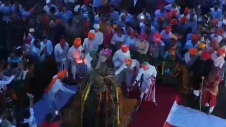 छत्रपती घराण्यातील सर्व सदस्य मेबॅक कारमधून ऐतिहासिक दसरा चौकात पोहोचतात.