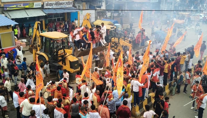 On the auspicious occasion of Vijayadashami, a grand procession was organized in Supaul, in which a large number of devotees participated. A wonderful sight was seen during the journey, when flowers were showered on the bulldozer. Municipal Council Chief Councilor Raghavendra Jha was welcomed by garlanding the bulldozer, which remained the center of attraction among the devotees.