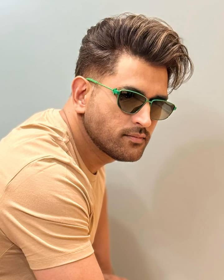 छोटे बालों वाला लुक माही पर खूब जंच रहा है। हालांकि उन्होंने अपने बाल ज्यादा छोटे नहीं कराए हैं.