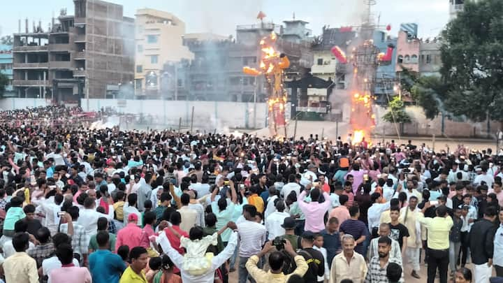 नवादा में चक्रवर्ती सम्राट दुर्गा पूजा समिति के जरिए रावण दहन किया गया. यह कार्यक्रम नवादा के हरिचंद स्टेडियम में आयोजित की गया, जहां आरजेडी नेता श्रवण कुशवाहा, डीएम और एसपी सहित तमाम पदाधिकारी मौजूद रहे. रावण वध कार्यक्रम का आयोजन 50 हजार की संख्या में भीड़़ अनुमान लगाया गया है.  भीड़ को देखते हुए सुरक्षा के पुख्ता इंतजाम किए गए थे. ड्रोन कैमरे से भीड़ की निगरानी की जा रही थी. रावण वध को लेकर जिला प्रशासन की ओर से पुलिस पदाधिकारी और दंडाधिकारी की नियुक्ति की गई थी.