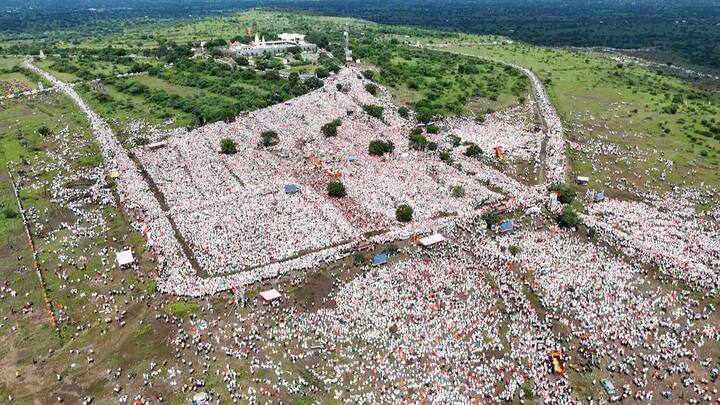 बीडच्या पाठीमागे सगळे रस्ते जाम आहेत, 500 एकर परिसरात सगळं मैदान भरलंय. मी तुमच्यासमोर आज नतमस्तक होतो, एवढी गर्दी पाहून, नजर जाईल तिथपर्यंत मराठ्यांचा समुद्रच आहे, असेही मनोज जरांगे पाटील यांनी म्हटंलय.
