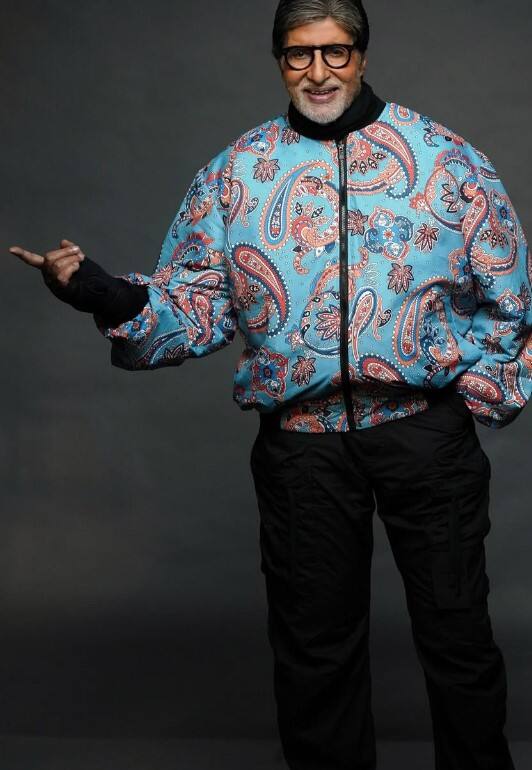 ਤੁਹਾਨੂੰ ਇਹ ਜਾਣ ਕੇ ਹੈਰਾਨੀ ਹੋਏਗੀ ਕਿ ਬਿੱਗ ਬੀ ਸਾਲ ਵਿੱਚ ਇੱਕ ਵਾਰ ਨਹੀਂ ਬਲਕਿ ਦੋ ਵਾਰ ਆਪਣਾ ਜਨਮਦਿਨ ਮਨਾਉਂਦਾ ਹੈ। ਆਓ ਜਾਣਦੇ ਹਾਂ ਅਜਿਹਾ ਕਿਉਂ ਹੁੰਦਾ ਹੈ ਅਤੇ ਇਸ ਦੇ ਪਿੱਛੇ ਕੀ ਕਾਰਨ ਹੈ। ਬਿੱਗ ਬੀ ਦਾ ਜਨਮ 11 ਅਕਤੂਬਰ 1942 ਨੂੰ ਯੂਪੀ ਦੇ ਇਲਾਹਾਬਾਦ ਵਿੱਚ ਹੋਇਆ ਸੀ ਅਤੇ ਇਹ ਉਨ੍ਹਾਂ ਦਾ ਅਸਲ ਜਨਮਦਿਨ ਵੀ ਹੈ ਪਰ ਸ਼ਹਿਨਸ਼ਾਹ ਸਾਲ ਵਿੱਚ ਦੋ ਵਾਰ ਆਪਣਾ ਜਨਮਦਿਨ ਮਨਾਉਂਦੇ ਹਨ। ਉਹ 2 ਅਗਸਤ ਨੂੰ ਵੀ ਆਪਣਾ ਦੂਜਾ ਜਨਮਦਿਨ ਮਨਾਉਂਦੇ ਹਨ।