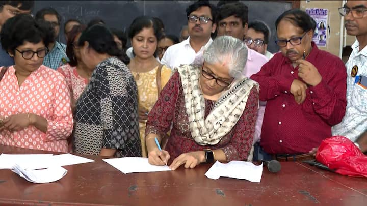 শনিবার ধর্মতলায় সাংবাদিক বৈঠক করে তারা জানায়, বর্তমান পরিস্থিতি দেখে এই সিদ্ধান্ত নেওয়া হয়েছে।