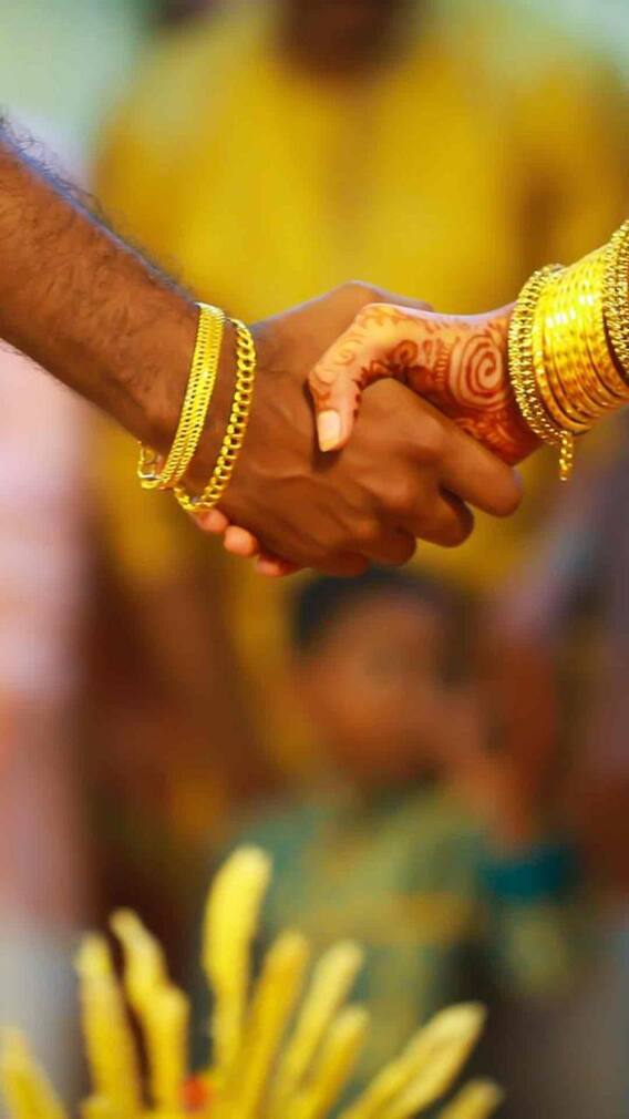 यहां पैरों से पति को खाना खिलाती है पत्नी, जानें क्यों?