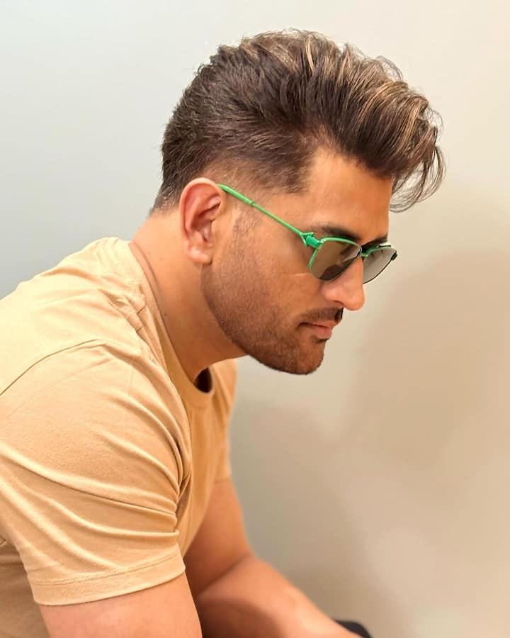 टूर्नामेंट शुरू होने से पहले माही ने अपना लुक पूरी तरह से बदल लिया। पिछले सीजन यानी आईपीएल 2024 में लंबे बालों में नजर आने वाले एमएस धोनी ने इस बार अपनी गेंदों को छोटा कर लिया है।