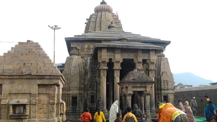 हिमाचल कांगडा- रावणाने भगवान शिवाला प्रसन्न केले - हिमाचल प्रदेशातील कांगडा येथेही रावणाची पूजा केली जाते. येथे असे मानले जाते की रावणाने बैजनाथ कांगडा येथे तपश्चर्या करून भगवान शिवाला प्रसन्न केले होते, ज्यातून शिव प्रकट झाले. या कारणास्तव कांगड्याचे लोक रावणाला महाशिवभक्त मानतात आणि त्याची पूजा करतात. रावणाचे दहन केल्यास त्याचा मृत्यू होतो, अशी येथे श्रद्धा आहे.