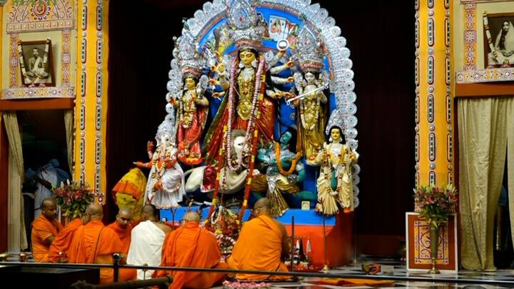 এদিকে, পুজোর বাকি আর মাত্র কিছুটা সময়। শেষ   পরিষ্কার থাকবে আকাশ। এভাবেই কাটবে বিসর্জন পর্ব।