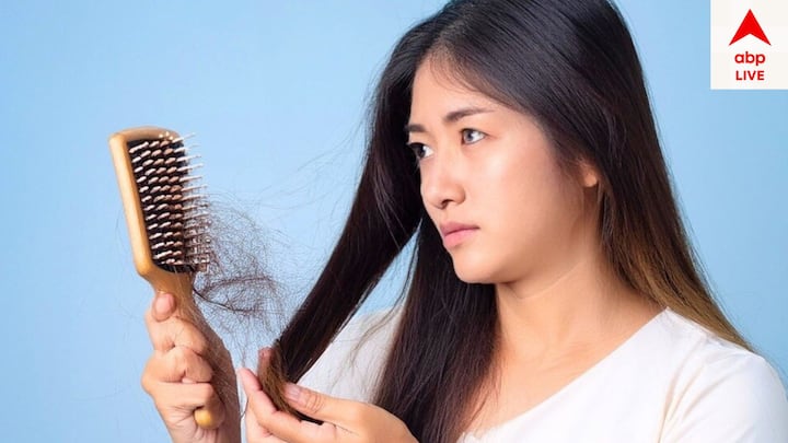 Lifestyle Hair Fall Problem: অত্যাধিক উচ্চতাপ যুক্ত হেয়ার ড্রায়ারের ব্যবহার কমিয়ে দেওয়া উচিৎ। এতে চুলের মান আরও দুর্বল হয়ে যায়।