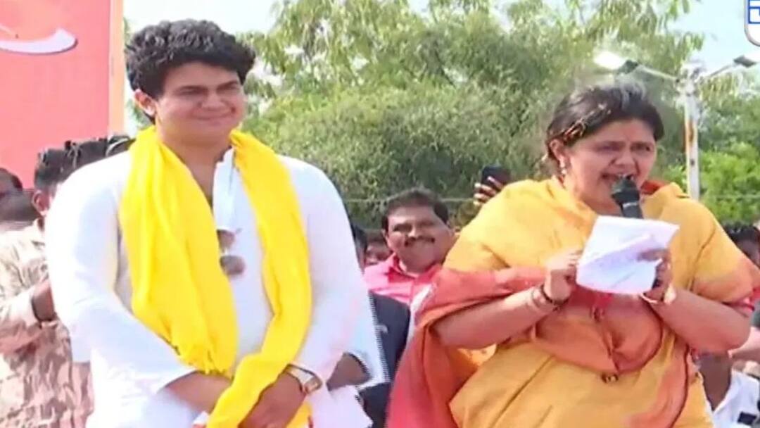 Pankaja Munde: दसरा मेळाव्यात प्रीतम मुंडेंशेजारी स्थान, पंकजा मुंडेंचा मुलगा थेट व्यासपीठावर; बीडमध्ये नव्या राजकारणाची नांदी? Pankaja Munde Introduced Son Aryaman in Dasara Melava 2024 on bhagwangad Pankaja Munde: दसरा मेळाव्यात प्रीतम मुंडेंशेजारी स्थान, पंकजा मुंडेंचा मुलगा थेट व्यासपीठावर; बीडमध्ये नव्या राजकारणाची नांदी?