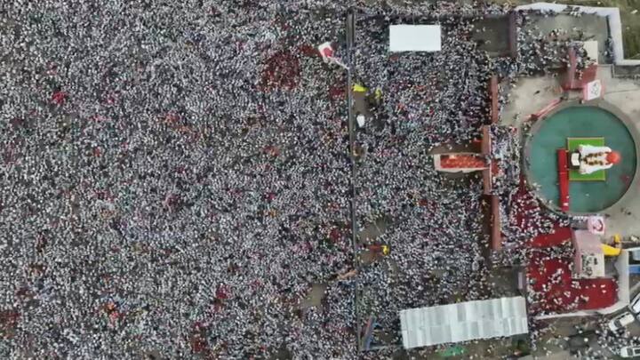 पंकजा मुंडे यांच्या मेळाव्याला मंत्री धनंजय मुंडे यांनी हजेरी लावली होती. ओबीसी आंदोलनकर्ते लक्ष्मण हाके माजी खासदार सुजय विखे पाटील सुद्धा उपस्थित होते.
